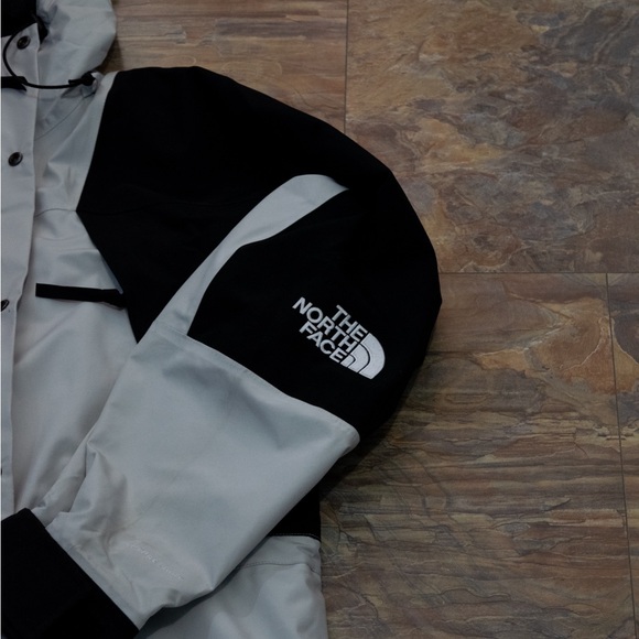 The North Face Futurelite Mountain Jacket (White/Black) M - Picture 4 of 6